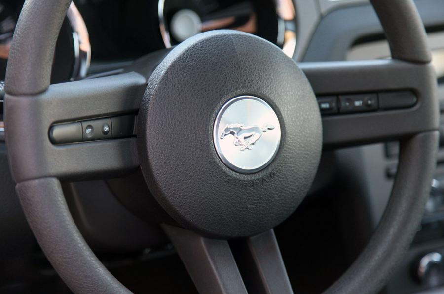  Ford Mustang V6 2012 года  (фото 21 из 133)